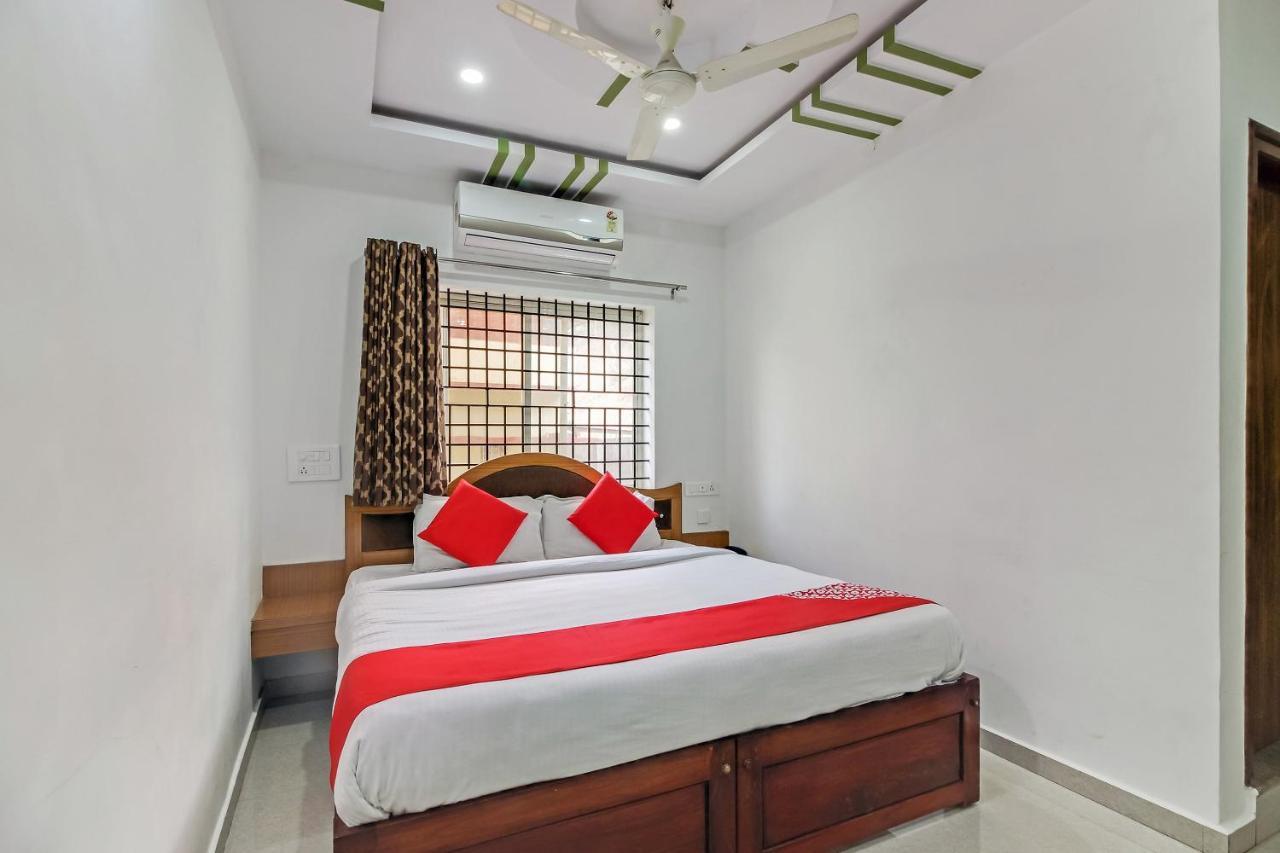 Oyo 28303 Yesh Comforts Hotel Madikeri Esterno foto