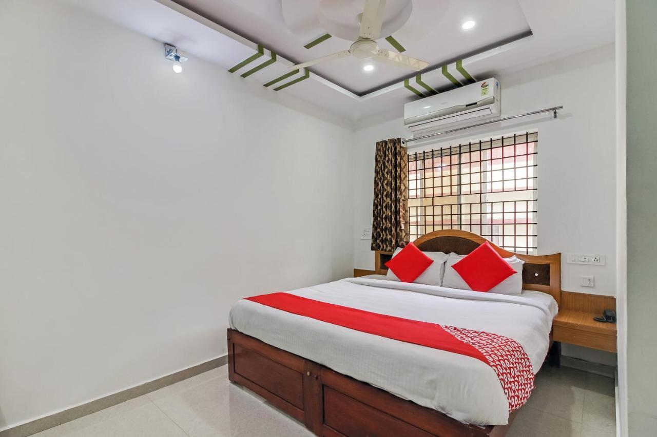 Oyo 28303 Yesh Comforts Hotel Madikeri Esterno foto