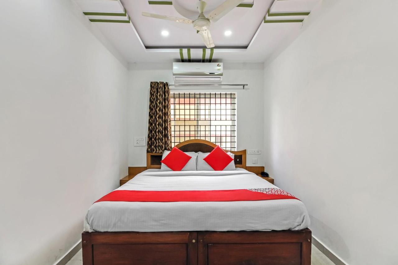 Oyo 28303 Yesh Comforts Hotel Madikeri Esterno foto