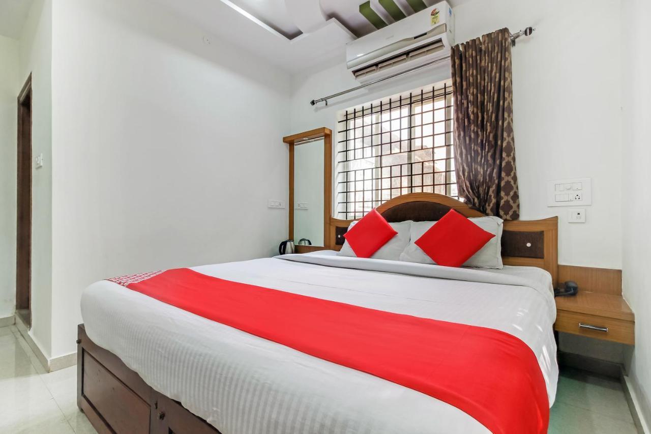 Oyo 28303 Yesh Comforts Hotel Madikeri Esterno foto